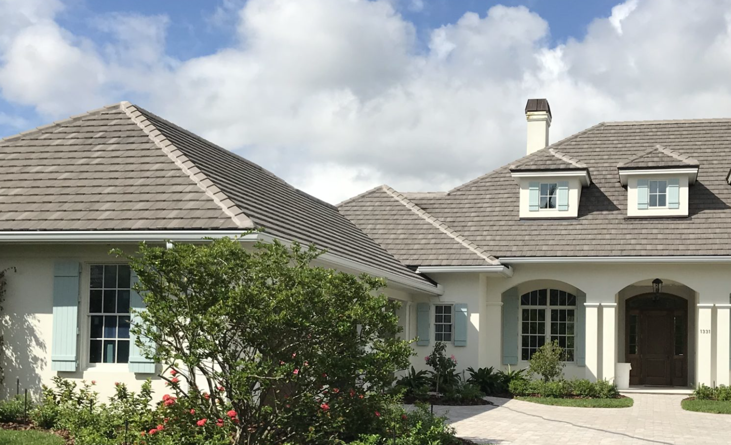 You are currently viewing How to Choose the Right Shutter Style for Your Home’s Architecture