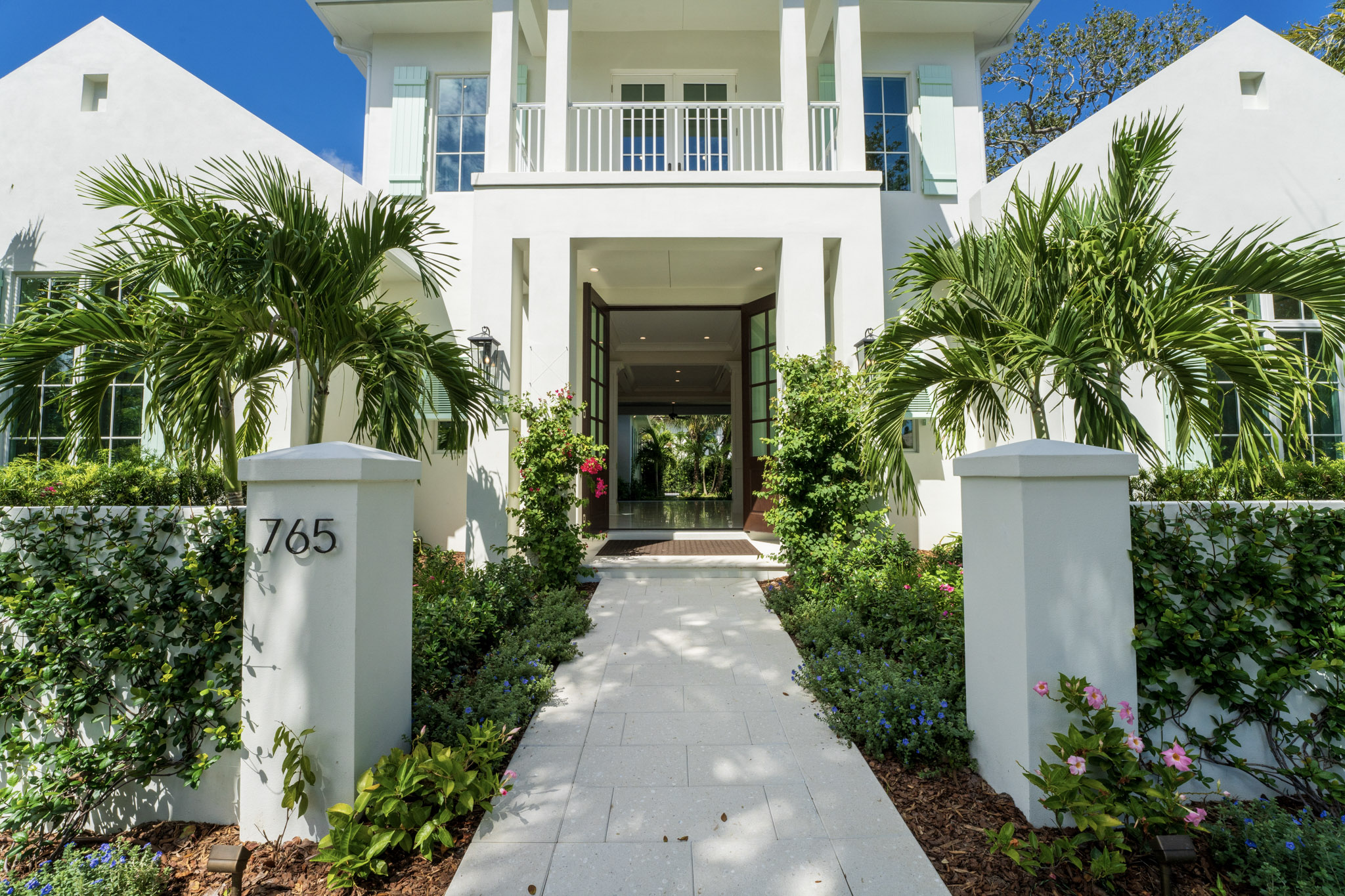 You are currently viewing How to Match Shutters with Your Windows, Doors, and Roof Color